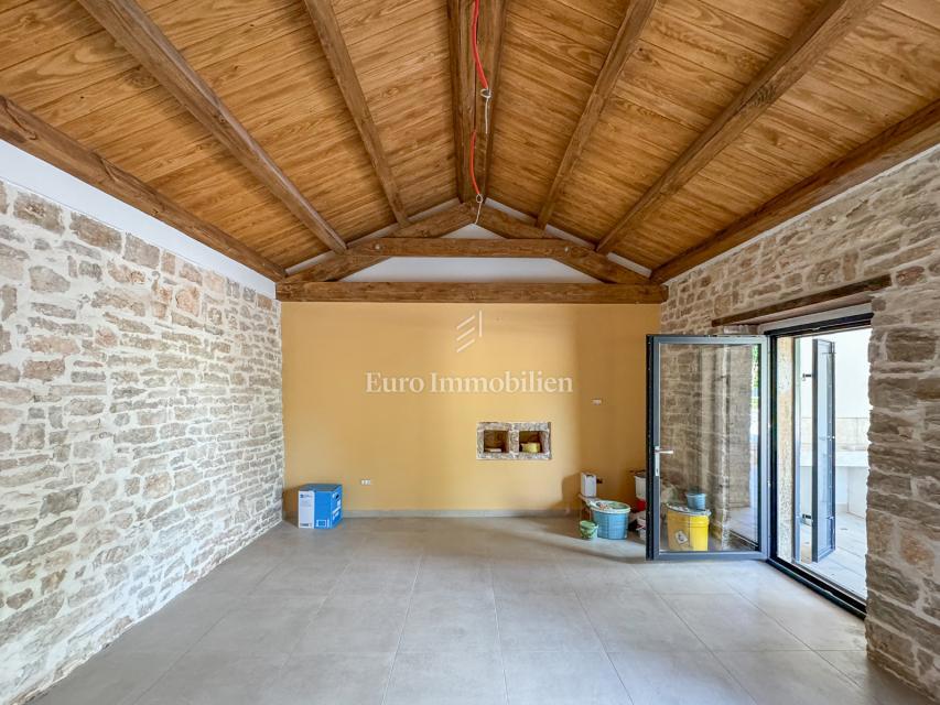 Casa in pietra con giardino di 2000 m2 - Istria