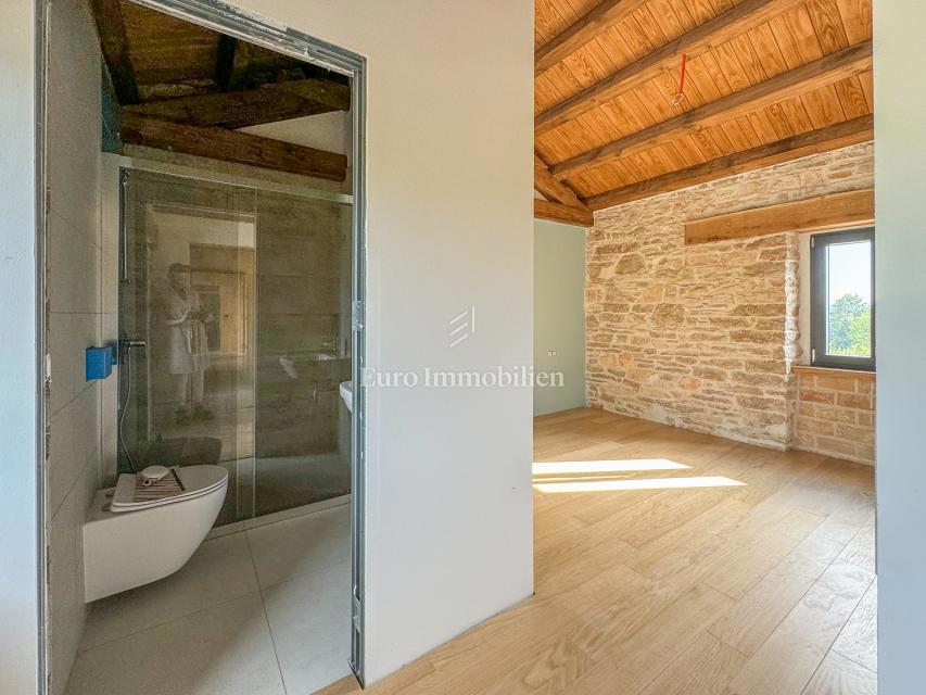 Casa in pietra con giardino di 2000 m2 - Istria