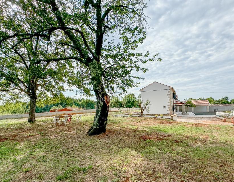 Casa in pietra con giardino di 2000 m2 - Istria