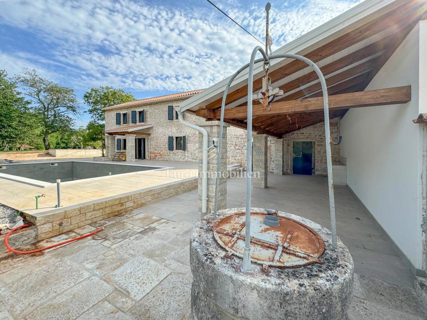 Casa in pietra con giardino di 2000 m2 - Istria