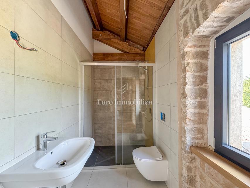 Casa in pietra con giardino di 2000 m2 - Istria