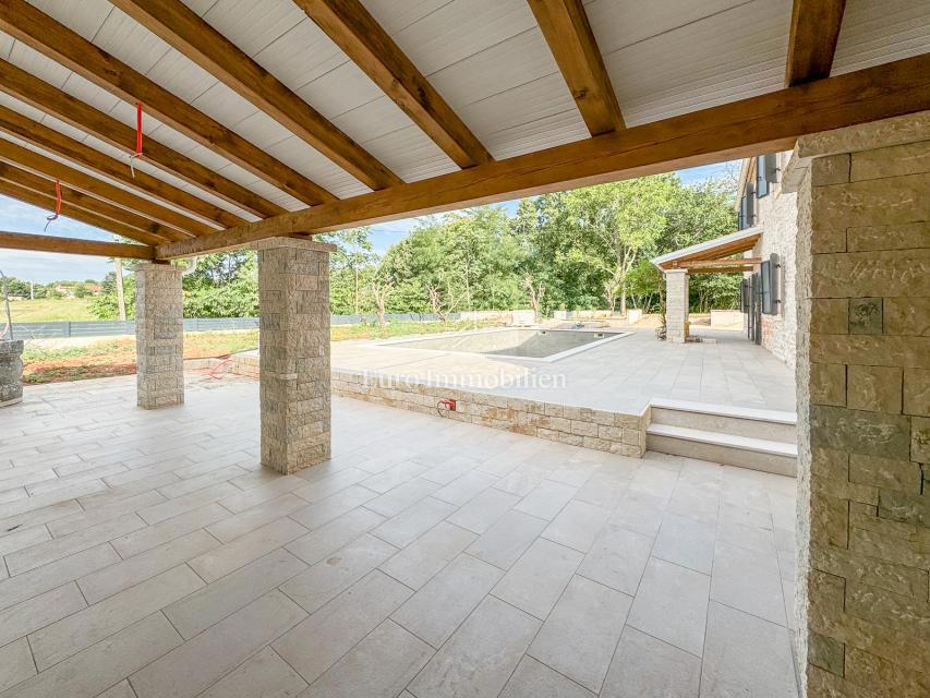 Casa in pietra con giardino di 2000 m2 - Istria