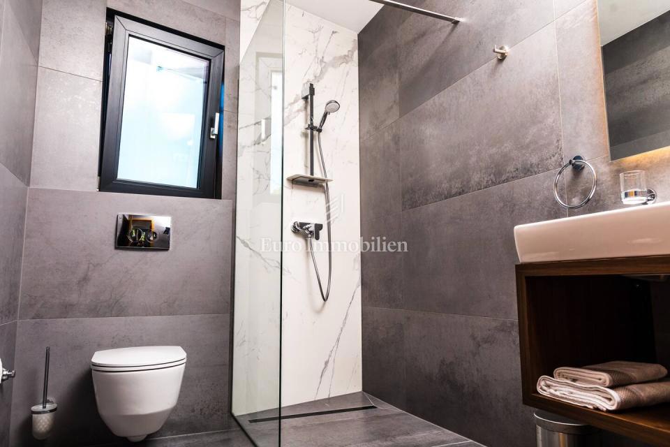 Vir, villa urbana con piscina