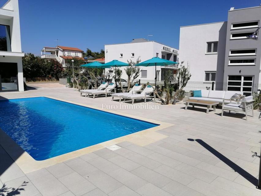 Vir, villa urbana con piscina