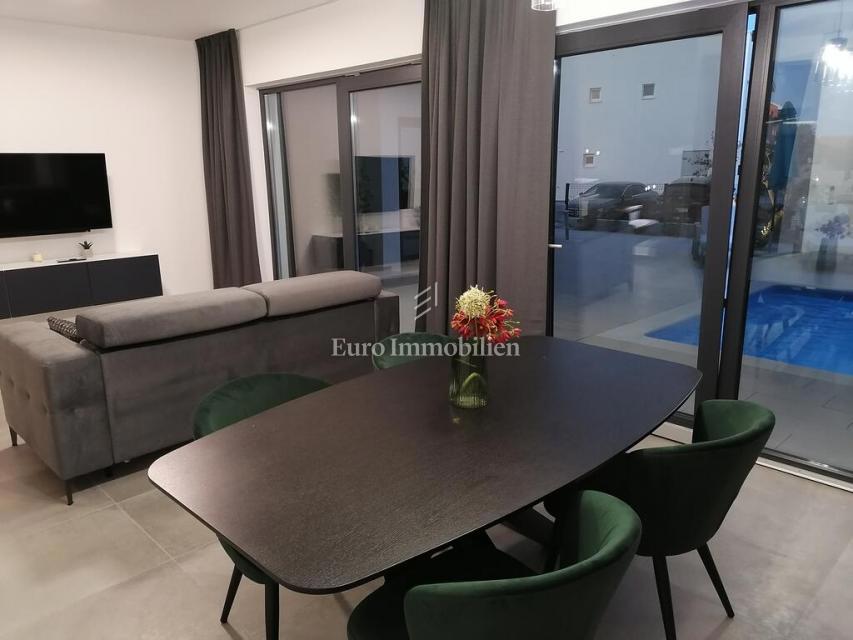 Vir, villa urbana con piscina