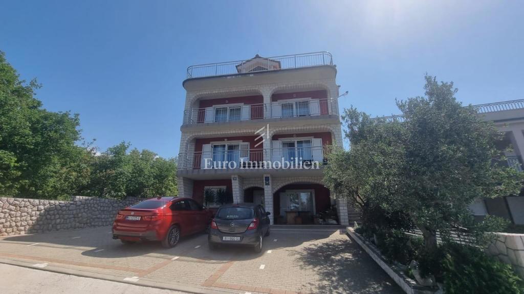 Opportunità di investimento – Casa con appartamenti e piscina a Crikvenica