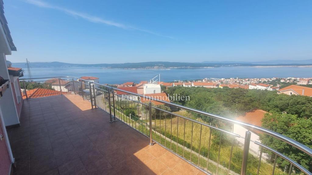 Opportunità di investimento – Casa con appartamenti e piscina a Crikvenica