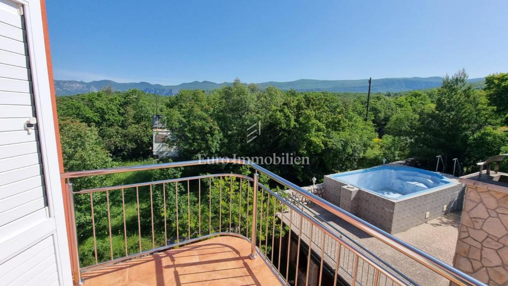 Opportunità di investimento – Casa con appartamenti e piscina a Crikvenica