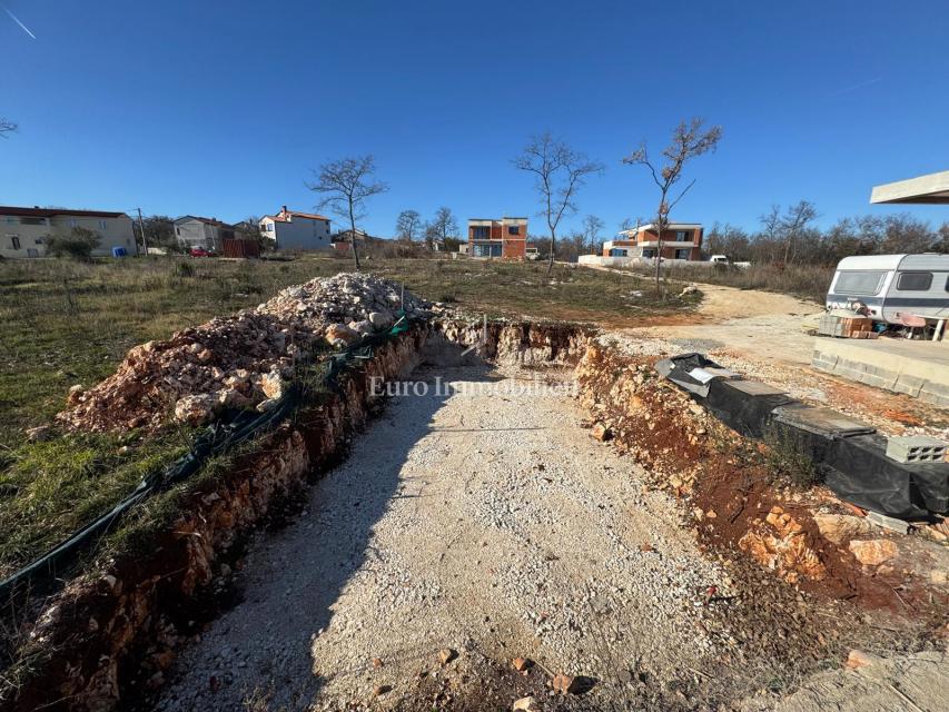 Marčana - casa a un piano in costruzione con piscina