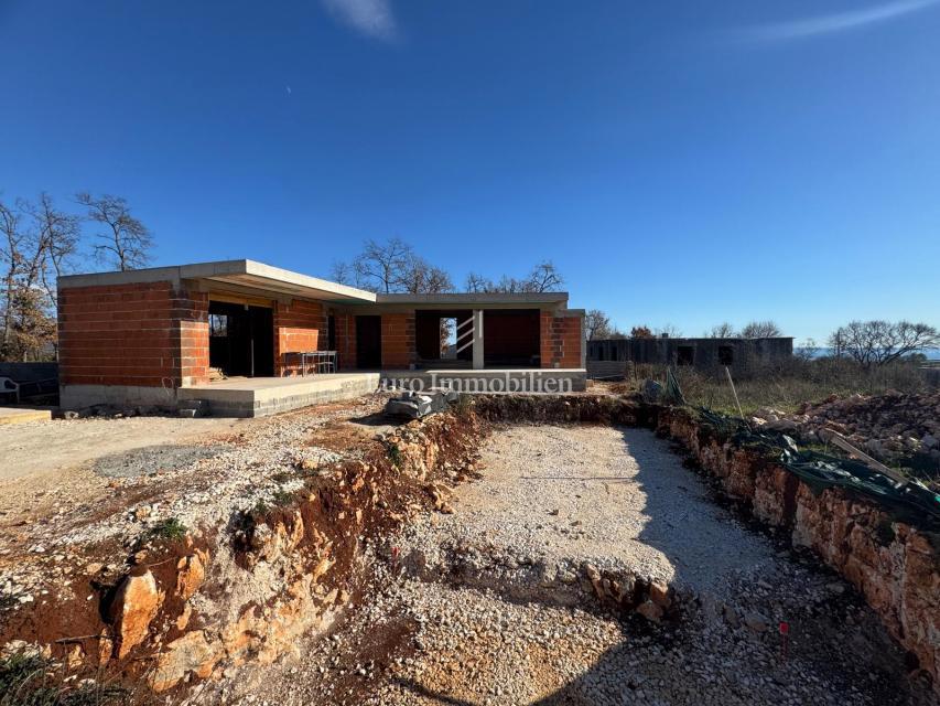 Marčana - casa a un piano in costruzione con piscina