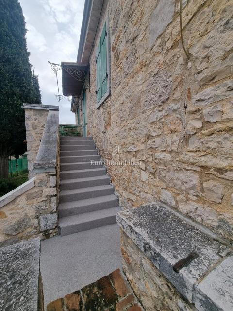 Poreč - casa in pietra con due appartamenti separati, vicino al mare