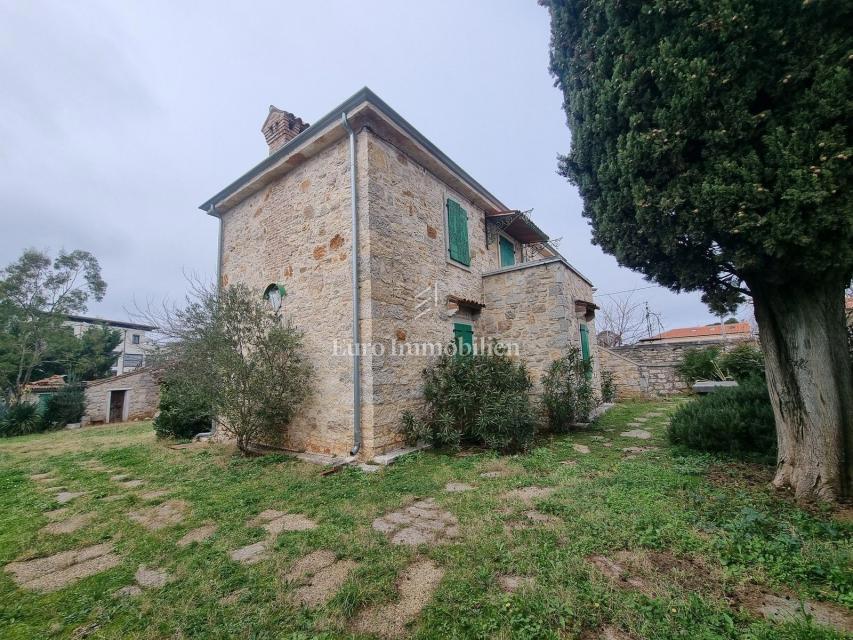 Poreč - casa in pietra con due appartamenti separati, vicino al mare