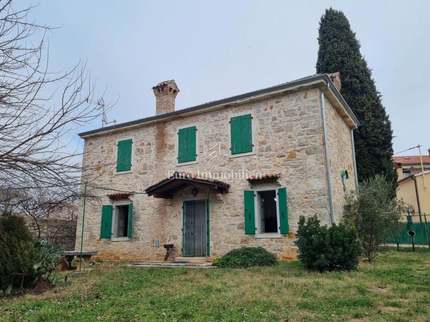 Poreč - casa in pietra con due appartamenti separati, vicino al mare