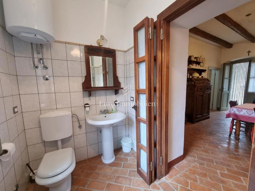 Poreč - casa in pietra con due appartamenti separati, vicino al mare