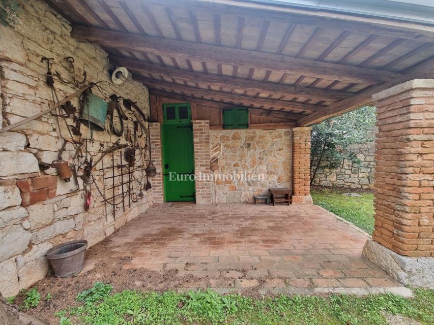 Poreč - casa in pietra con due appartamenti separati, vicino al mare