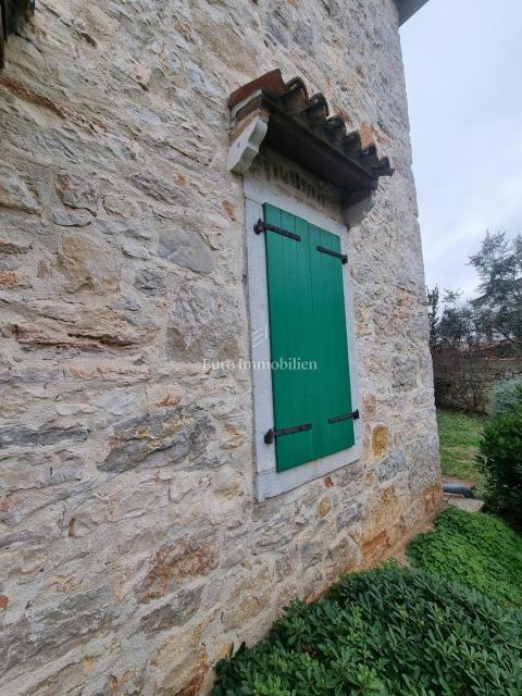 Poreč - casa in pietra con due appartamenti separati, vicino al mare