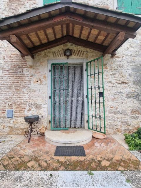 Poreč - casa in pietra con due appartamenti separati, vicino al mare