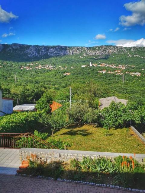Bribir, due Case Collegate con Ampio Cortile in una Zona Tranquilla