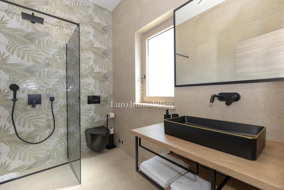 Labin - nuova villa con piscina, posizione tranquilla