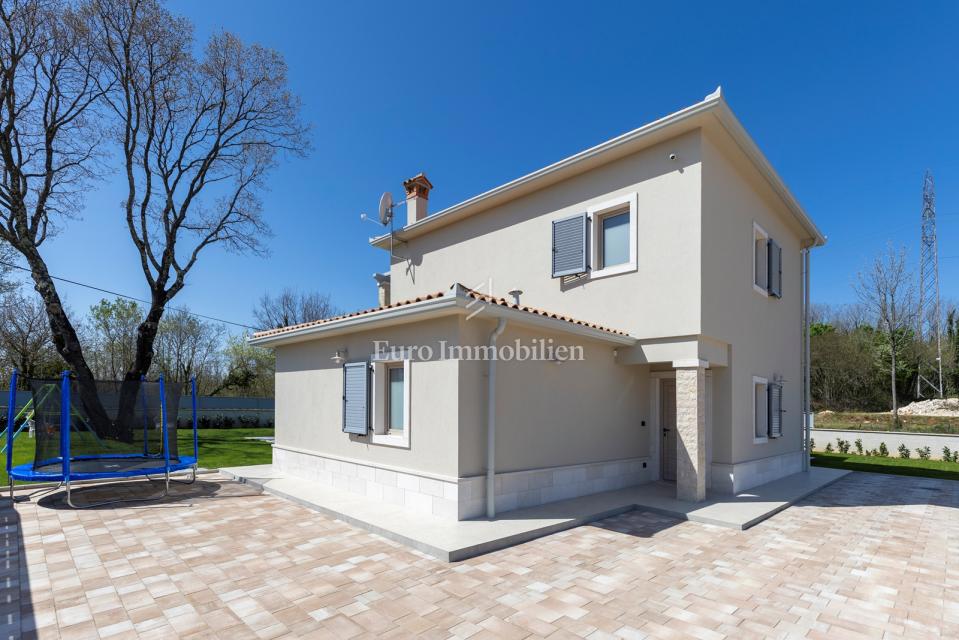 Labin - nuova villa con piscina, posizione tranquilla