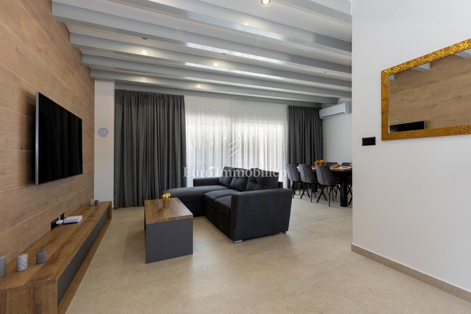 Labin - nuova villa con piscina, posizione tranquilla