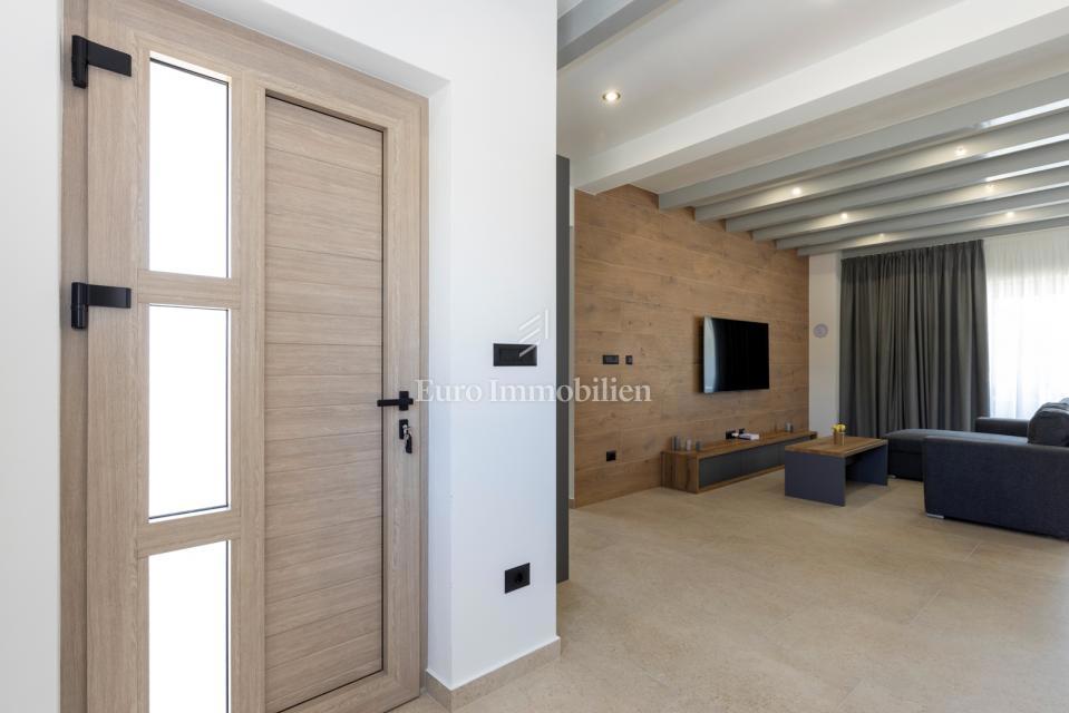 Labin - nuova villa con piscina, posizione tranquilla