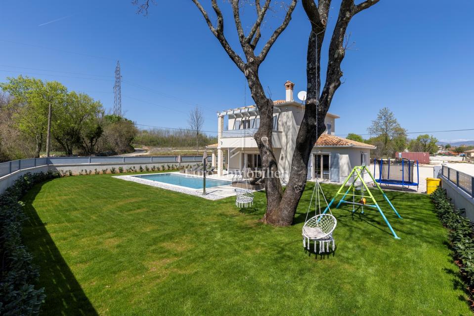 Labin - nuova villa con piscina, posizione tranquilla