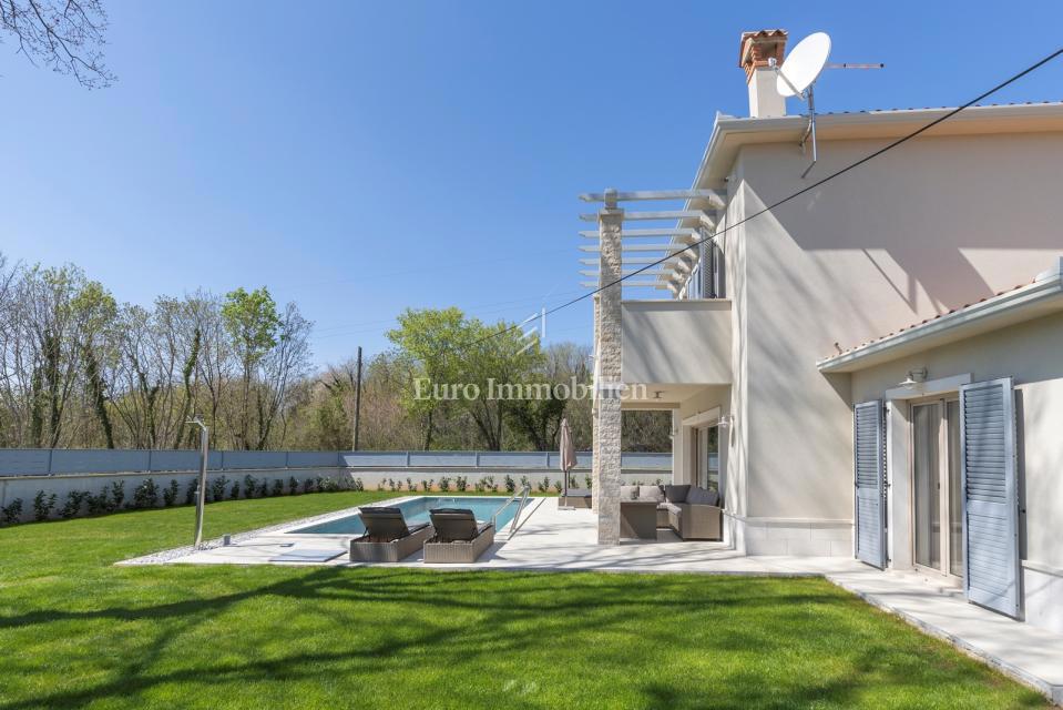 Labin - nuova villa con piscina, posizione tranquilla