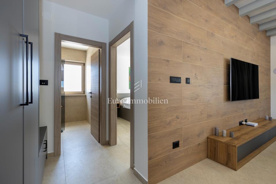 Labin - nuova villa con piscina, posizione tranquilla