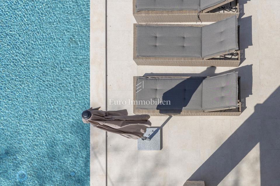 Labin - nuova villa con piscina, posizione tranquilla