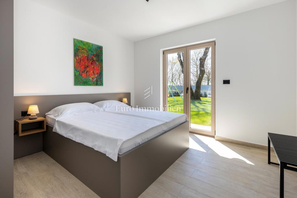 Labin - nuova villa con piscina, posizione tranquilla