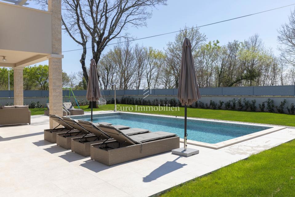 Labin - nuova villa con piscina, posizione tranquilla