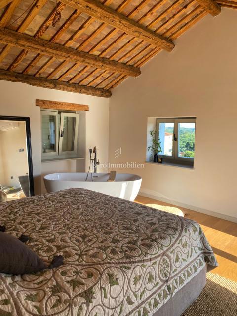 Buje - casa in pietra nel cuore della città