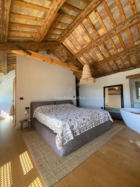 Buje - casa in pietra nel cuore della città