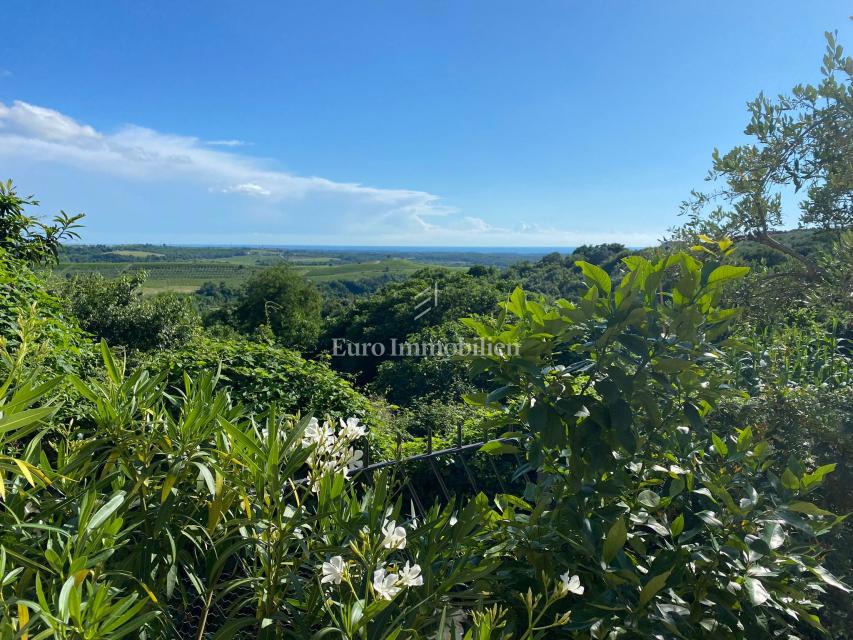 Buje - casa in pietra nel cuore della città