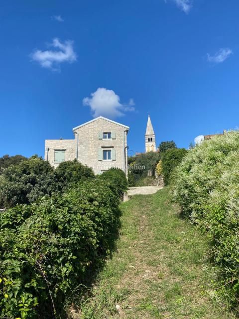 Buje - casa in pietra nel cuore della città