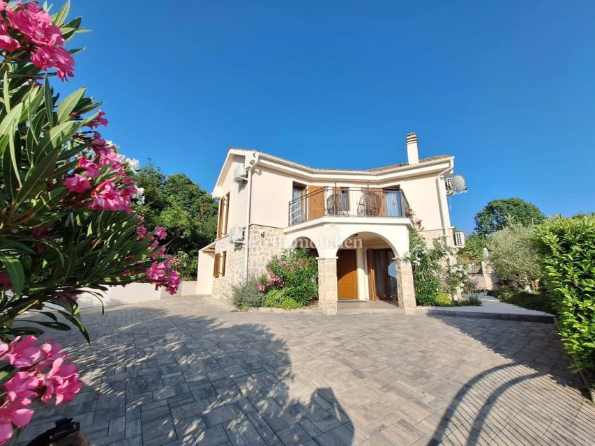 Casa con Piscina in una Zona Tranquilla