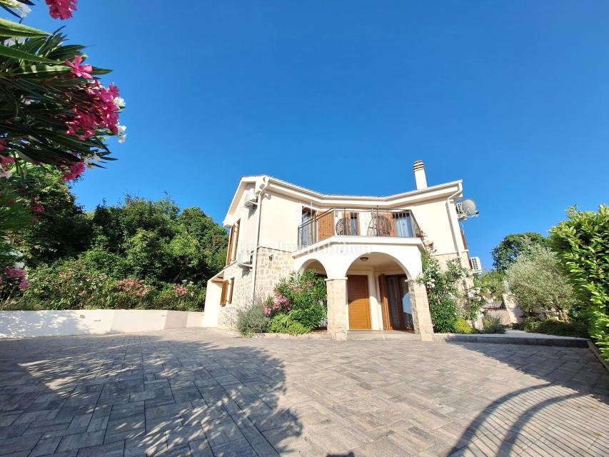 Casa con Piscina in una Zona Tranquilla