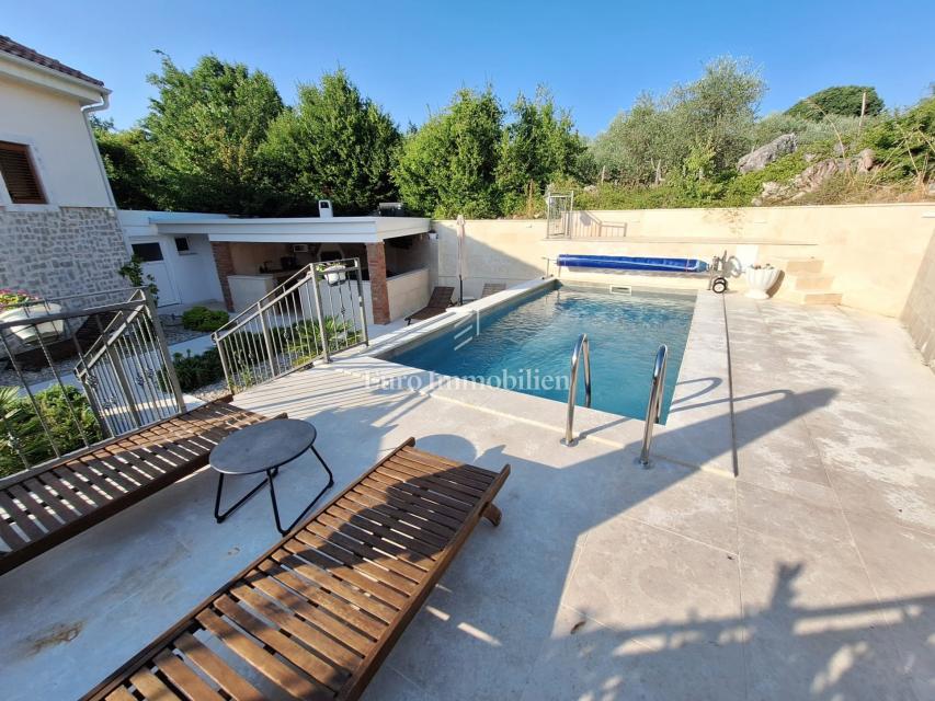 Casa con Piscina in una Zona Tranquilla