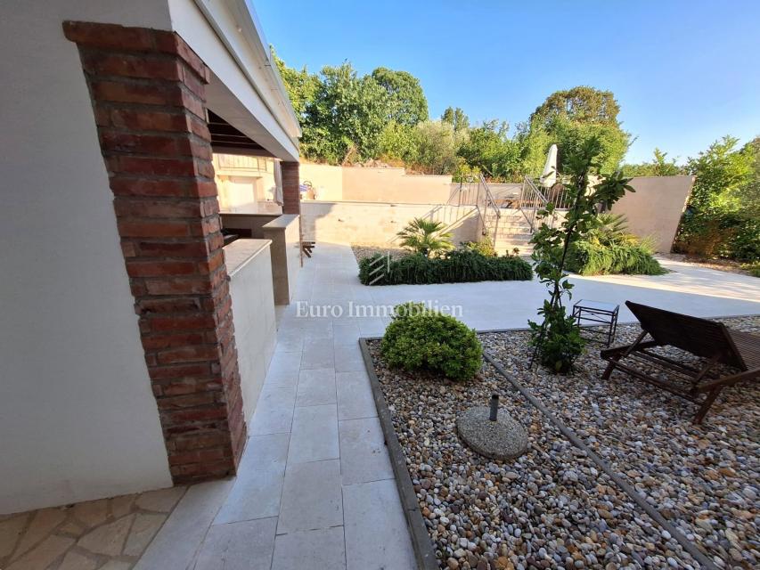 Casa con Piscina in una Zona Tranquilla