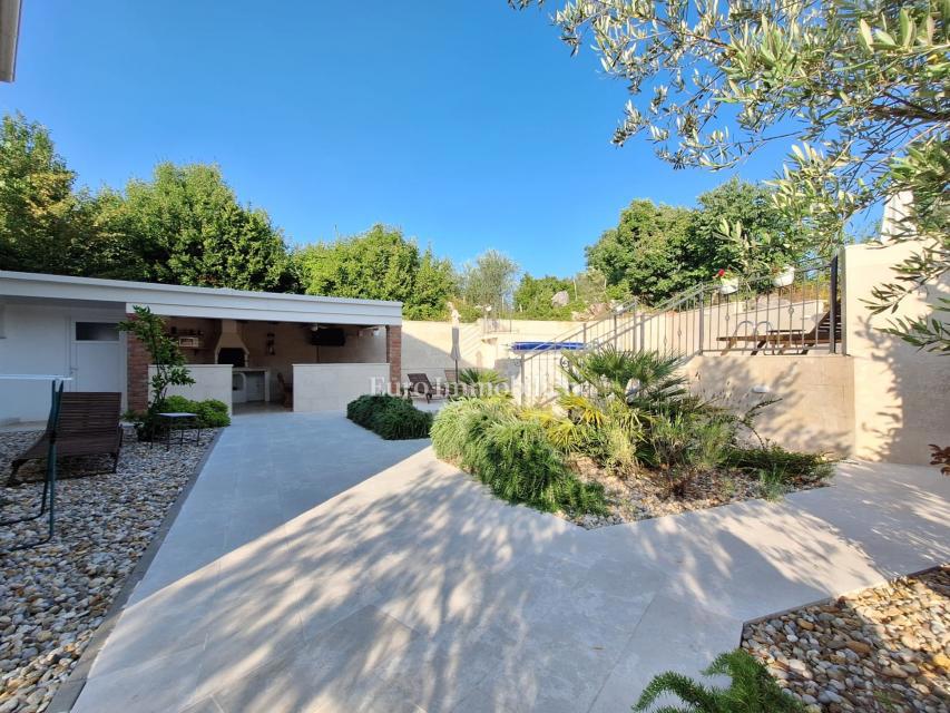 Casa con Piscina in una Zona Tranquilla