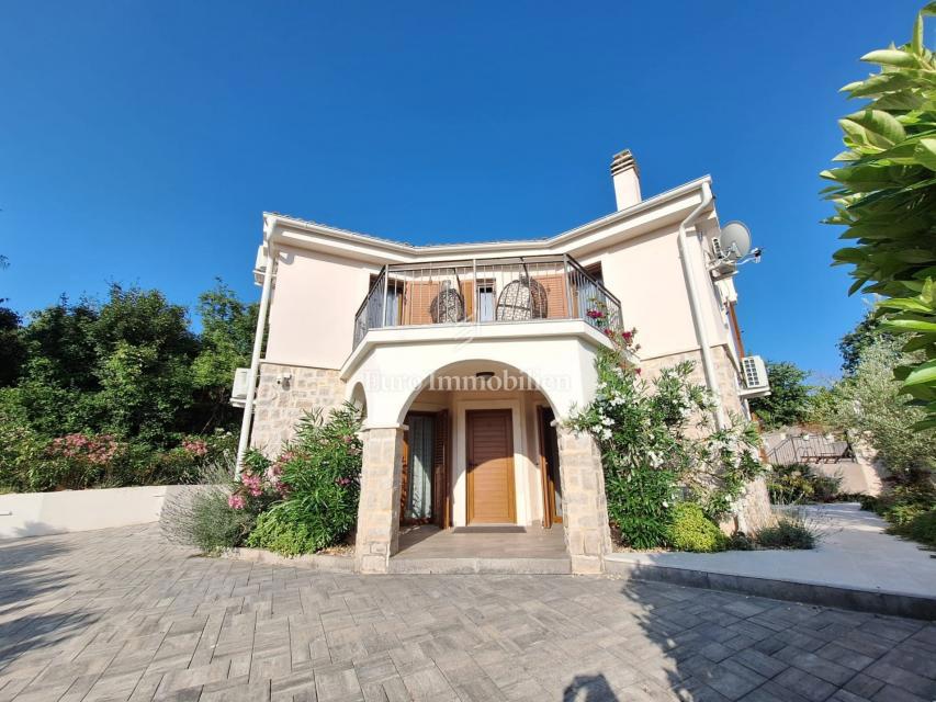 Casa con Piscina in una Zona Tranquilla