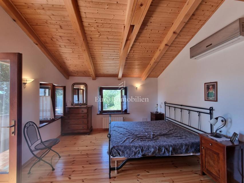 Parenzo, dintorni - proprietà con casa in pietra