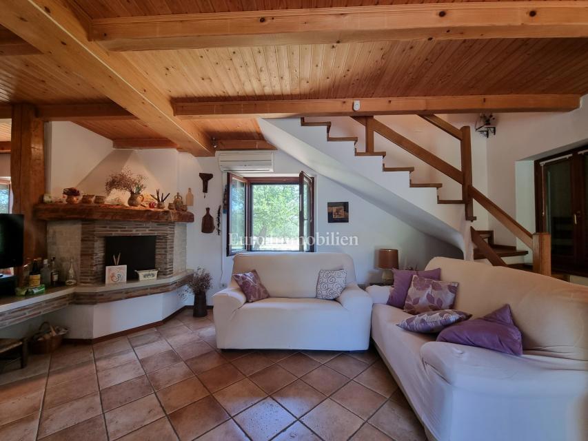 Parenzo, dintorni - proprietà con casa in pietra