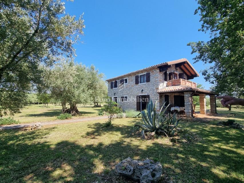 Parenzo, dintorni - proprietà con casa in pietra