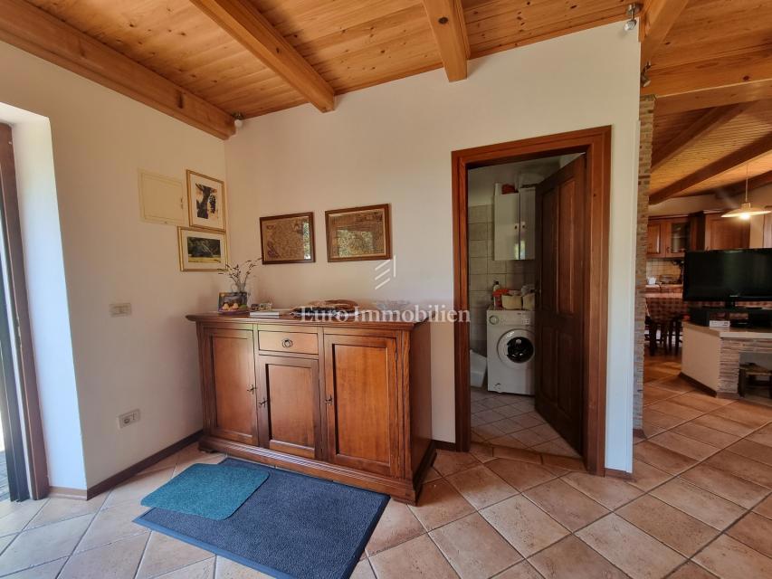 Parenzo, dintorni - proprietà con casa in pietra