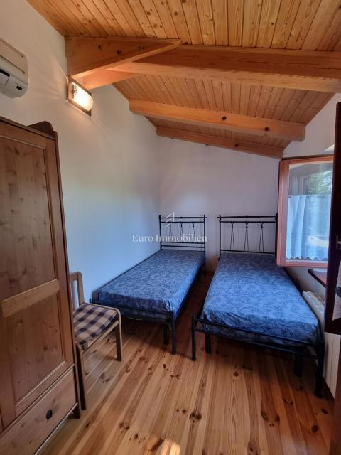 Parenzo, dintorni - proprietà con casa in pietra