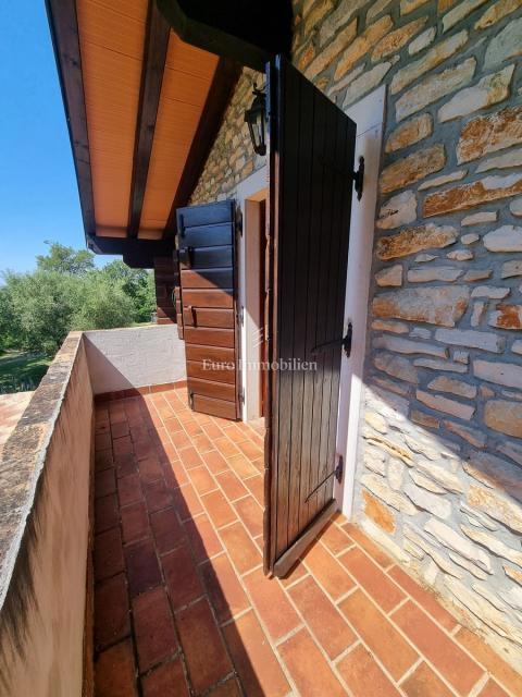 Parenzo, dintorni - proprietà con casa in pietra