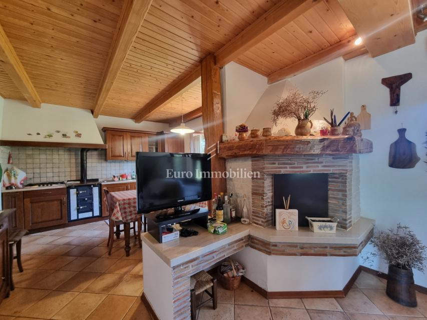 Parenzo, dintorni - proprietà con casa in pietra