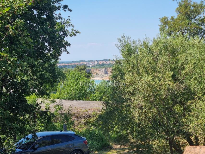 Parenzo, dintorni - proprietà con casa in pietra